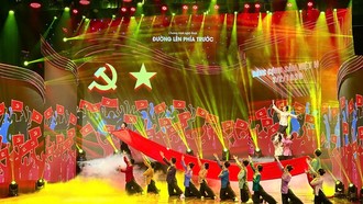 Chương trình được xây dựng theo kết cấu ba phần, tạo thành một mạch tự sự xuyên suốt từ quá khứ – hiện tại – tương lai nhằm ôn lại truyền thống vẻ vang, khẳng định vai trò lãnh đạo toàn diện của Đảng. Ảnh: VGP/DA.