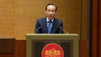 Đồng chí Lê Hoài Trung, Uỷ viên Bộ Chính trị, Bộ trưởng Bộ Ngoại giao trình bày Chuyên đề “Phát triển đối ngoại trong kỷ nguyên mới, tương xứng với tầm vóc lịch sử, văn hóa và vị thế đất nước”.