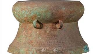 Chiếc trống đồng Làng Vạc thuộc nền văn hóa Đông Sơn, có niên đại từ thế kỷ III đến thế kỷ I trước Công nguyên hiện được lưu giữ tại Bảo tàng Nghệ An – Xô viết Nghệ Tĩnh. Ảnh: TTXVN.