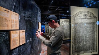 Khách tham quan Trưng bày. Ảnh: Khánh Hoà /TTXVN.