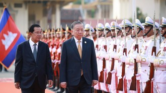 Tổng Bí thư Tô Lâm và Samdech Techo Hun Sen duyệt Đội danh dự Quân đội Hoàng gia Campuchia. Ảnh: Dương Giang/TTXVN.