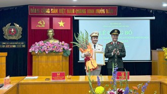 Đại tá Nguyễn Ngọc Quyền, Phó Bí thư Đảng ủy, Phó Giám đốc CATP Hà Nội trao quyết định của Giám đốc CATP Hà Nội bổ nhiệm Trung tá Chu Quốc Dũng giữ chức vụ Trưởng Ban Biên tập Chuyên đề An ninh Thủ đô/