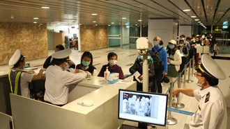 Hành khách làm thủ tục nhập cảnh vào Việt Nam.