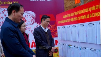 Đoàn công tác của Ủy ban Bầu cử tỉnh Thái Nguyên kiểm tra công tác bầu cử tại xã Yên Trạch.