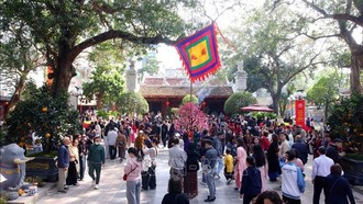 Đông đảo du khách đến tham quan và đi lễ đầu năm tại Đền Quán Thánh trong sáng Mùng 4 Tết. Ảnh: Phạm Kiên/TTXVN.