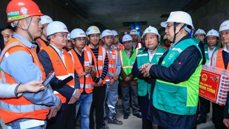 Tại các ga ngầm S9 – Kim Mã, S11 – Văn Miếu và ga S12 – Trần Hưng Đạo, Thủ tướng Chính phủ đã trực tiếp kiểm tra tình hình triển khai thi công, nghe báo cáo về tiến độ, các hạng mục đang thực hiện và kế hoạch triển khai trong thời gian tới. Ảnh: VGP/Nhật Bắc.