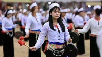 Phụ nữ Mường (Hòa Bình cũ, nay là Phú Thọ) trình diễn trong lễ hội. Ảnh: Trọng Đạt/TTXVN.