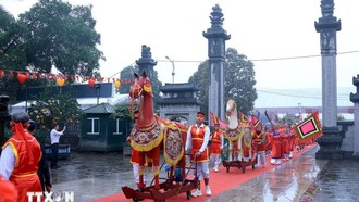 Nghi lễ rước ngựa chiến vào đền Hai Bà Trưng. Ảnh: Tuấn Anh/TTXVN.