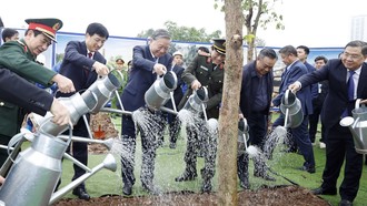 Tổng Bí thư Tô Lâm và các đại biểu tham gia trồng cây tại Lễ phát động “Tết trồng cây đời đời nhớ ơn Bác Hồ” Xuân Bính Ngọ 2026.