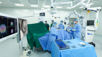 Bệnh viện Đa khoa Tâm Anh TP Hồ Chí Minh là đơn vị duy nhất tại Việt Nam ứng dụng Robot AI Modus V Synaptive chuyên phẫu thuật các bệnh thần kinh - sọ não - cột sống như u não, cấp cứu đột quỵ xuất huyết não, u tủy sống, thoát vị đĩa đệm.