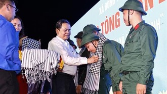 Chủ tịch Quốc hội Trần Thanh Mẫn tặng quà các tân binh xã Đông Thạnh, Thành phố Hồ Chí Minh. Ảnh: Doãn Tấn/TTXVN.