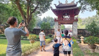 Du khách quốc tế tham quan di tích Văn Miếu - Quốc Tử Giám, Hà Nội. Ảnh: XC.