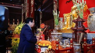 Thủ tướng Phạm Minh Chính và Đoàn công tác dâng hoa, dâng hương tưởng nhớ và bày tỏ lòng biết ơn vô hạn đối với Chủ tịch Hồ Chí Minh, vị Lãnh tụ vĩ đại, Người anh hùng dân tộc, Danh nhân văn hóa thế giới. Ảnh: VGP/Nhật Bắc.