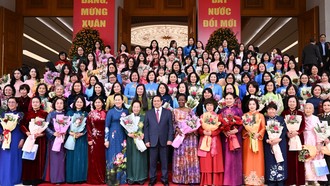Thủ tướng Phạm Minh Chính và các đại biểu tại buổi gặp mặt nữ lãnh đạo, quản lý các cơ quan Trung ương và trao giải thưởng Kovalevskaia năm 2025.