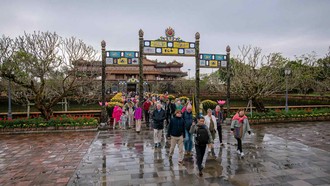 Du khách tham quan Đại Nội Huế. Ảnh minh hoạ.