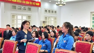 Các luật sư của Đoàn Luật sư thành phố Hà Nội tuyên truyền pháp luật về bầu cử cho đoàn viên, thanh niên và các cử tri trẻ lần đầu tham gia bỏ phiếu tại phường Bồ Đề. Ảnh: Hà Lan/Hanoimoi.