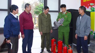 Cán bộ Đội Chữa cháy và cứu nạn, cứu hộ khu vực số 31 kiểm tra phương tiện phòng cháy, chữa cháy tại một điểm bỏ phiếu tại xã Nam Phù.