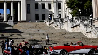 Sinh viên biểu tình trước Đại học Havana phản đối việc gián đoạn lớp học do thiếu điện và Internet tại Cuba. Ảnh: Reuters.