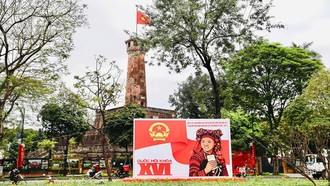 Khắp các tuyến phố trung tâm và khu dân cư trên địa bàn Hà Nội được trang hoàng rực rỡ cờ hoa, pano, áp phích tuyên truyền, tạo nên không khí phấn khởi, vui tươi hướng về ngày hội lớn của toàn dân. Ảnh: VGP/Minh Thư.
