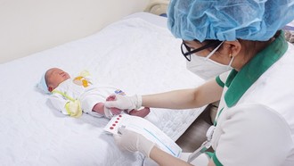 Khuyến khích sàng lọc trước sinh và sơ sinh.