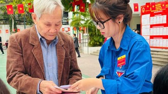 Cử tri cao tuổi tham gia bầu cử nhận được hỗ trợ tích cực của lực lượng thanh niên tình nguyện.