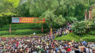 Du khách đổ về Khu Di tích Lịch sử Quốc gia đặc biệt Đền Hùng trong Lễ hội Đền Hùng (Phú Thọ).