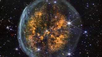 Tinh vân có ngoại hình độc đáo trông như một bộ não nằm gọn trong một hộp sọ.