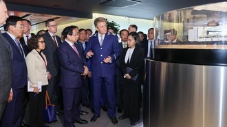 Thủ tướng Phạm Minh Chính cùng đoàn đại biểu cấp cao Việt Nam đã tới thăm, làm việc tại Trung tâm điều khiển hệ thống tàu điện ngầm Moscow. Ảnh: VGP/Nhật Bắc.