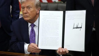 Tổng thống Mỹ Donald Trump ký một sắc lệnh hành pháp vào năm ngoái nhằm hạn chế khả năng của các tiểu bang trong việc điều chỉnh trí tuệ nhân tạo.