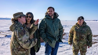 Phó Tổng thống JD Vance và vợ, bà Usha, gặp gỡ các thành viên quân đội Mỹ tại Căn cứ Không gian Pituffik ở Greenland năm 2025. Hệ thống phòng thủ tên lửa này là căn cứ duy nhất đang hoạt động của Mỹ trên hòn đảo.