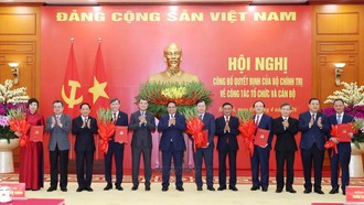 Đồng chí Trần Cẩm Tú, Ủy viên Bộ Chính trị, Thường trực Ban Bí thư; Thủ tướng Phạm Minh Chính và các đồng chí lãnh đạo Đảng, Nhà nước chúc mừng 5 cơ quan, gồm: Đài Truyền hình Việt Nam, Đài Tiếng nói Việt Nam, Thông tấn xã Việt Nam, Viện Hàn lâm Khoa học xã hội Việt Nam, Viện Hàn lâm Khoa học và Công nghệ Việt Nam. Ảnh: Phương Hoa/TTXVN.