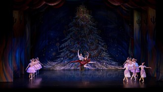 Một cảnh trong vở diễn Kẹp hạt dẻ trên sân khấu Nhà hát Hồ Gươm. Ảnh: BTC.