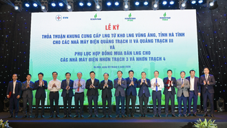 Các đồng chí lãnh đạo chúc mừng Lễ ký kết.