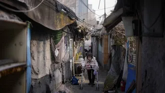 Cụ Lee Chang-wol (85 tuổi) đã sống gần 4 thập kỷ tại "khu ổ chuột" Guryong.