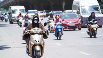 Khẩu trang, áo chống nắng là những thứ không thể thiếu của người dân khi tham gia giao thông trong những ngày nắng nóng.