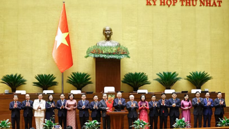 Tống Bí thư Tô Lâm thay mặt các đại biểu Quốc hội khóa XVI tặng hoa chúc mừng Chủ tịch Quốc hội Trần Thanh Mẫn, các Phó Chủ tịch Quốc hội và Ủy viên Ủy ban Thường vụ Quốc hội.