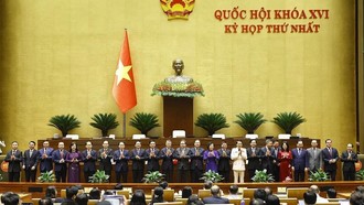 Chủ tịch Quốc hội Trần Thanh Mẫn chúc mừng Thủ tướng, Phó Thủ tướng Chính phủ, Bộ trưởng và thành viên khác của Chính phủ nhiệm kỳ 2026 - 2031. Ảnh: Dương Giang/TTXVN.