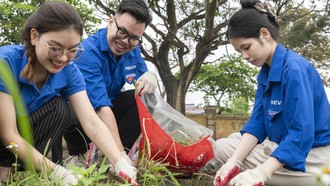 Sự kiện ra quân tại điểm cầu Phú Diễn với các hoạt động dọn rác, làm sạch môi trường đã thu hút hơn 500 bạn trẻ cùng tham gia. (Nguồn: Quỹ Vì tương lai xanh)