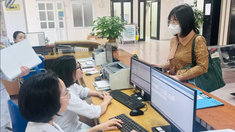 Người dân làm thủ tục khám chữa bệnh tại một sơ sở y tế ở tỉnh Quảng Ninh.