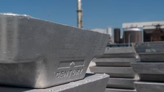 Nhôm chờ được vận chuyển tại công ty ở Kentucky, Mỹ.