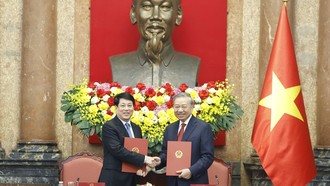 Tổng Bí thư, Chủ tịch nước Tô Lâm và đồng chí Lương Cường, nguyên Uỷ viên Bộ Chính trị, nguyên Chủ nước tại lễ bàn giao. 