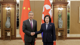 Ngoại trưởng Trung Quốc Vương Nghị (trái) bắt tay Ngoại trưởng Triều Tiên Choe Son Hui tại Nhà khách Geumsusan, Bình Nhưỡng, ngày 9/4/2026.