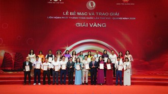 Ban Tổ chức trao 24 giải Vàng cho các tác giả.