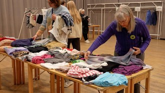 Xu hướng trao đổi quần áo giúp giảm rác thải môi trường tại Thụy Điển