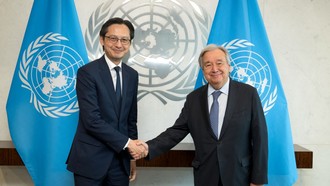 Đại sứ Đỗ Hùng Việt hội kiến Tổng thư ký Liên hợp quốc António Guterres. Ảnh: Thanh Tuấn/TTXVN.