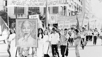 Nhân dân thành phố Hồ Chí Minh míttinh diễu hành chào mừng Ngày bầu cử Quốc hội thống nhất (25/4/1976). Ảnh: Kim Sơn/TTXVN.