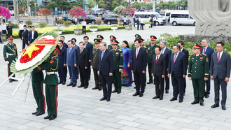 Tổng Bí thư, Chủ tịch nước Tô Lâm, Bí thư Quân ủy Trung ương cùng Đoàn công tác của Trung ương dâng hoa, dâng hương tưởng niệm các Anh hùng liệt sĩ tại Đài tưởng niệm TP. Đà Nẵng.
