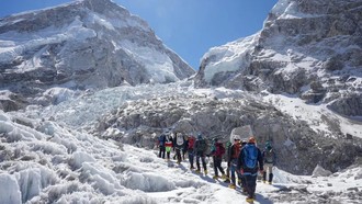 Đường lên đỉnh Everest thông tuyến sau hai tuần tê liệt