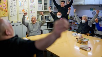 Các vận động viên cơ bắp trở thành lực lượng chăm sóc người cao tuổi mới tại Nhật Bản