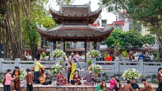 "Thanh âm xưa và khúc khải hoàn" - điểm hẹn văn hoá Hà Nội. Trong ảnh: Các nghệ sĩ biểu diễn bài xẩm "Vui nhất có chợ Đồng Xuân". Ảnh: Khánh Hoà/TTXVN.